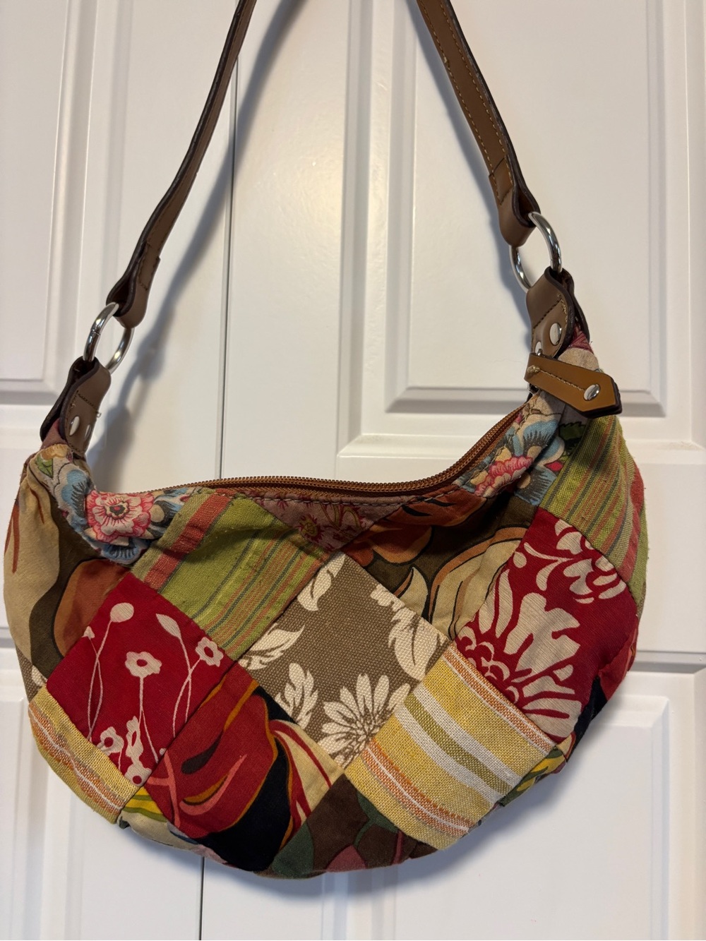 vintage Relic floral patchwork canvas and leather handbag. - Picture 2 of 3